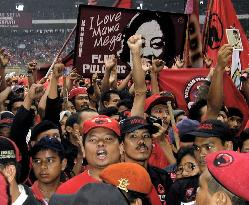 Supporters rally to defend Wahid, Megawati